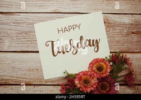Happy Tuesday Karte Typografie Text mit Blumenstrauß auf Holzhintergrund Stockfoto