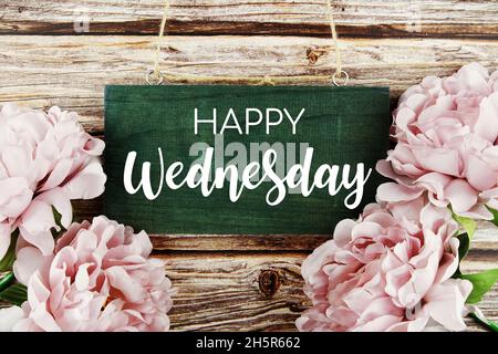 Happy Wednesday Typografie Text mit rosa Blumenstrauß auf Holzhintergrund Stockfoto