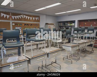 Leeres Klassenzimmer mit Stühlen auf dem Schreibtisch Stockfoto