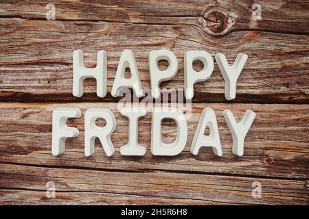 Happy Friday SMS auf Holzhintergrund Stockfoto