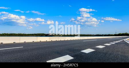 Neue Asphaltstraße und Skyline der Stadt natürliche Landschaft in Peking. Stockfoto