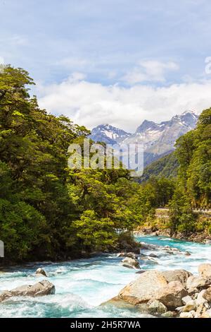 Landschaften des Fiordland National Park. Stürmischer Fluss vor dem Hintergrund entfernter Berge. Südinsel, Neuseeland Stockfoto