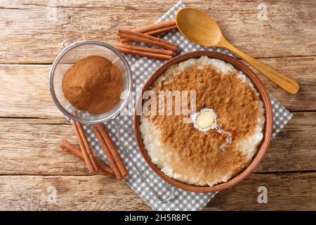 Traditionelle dänische Risengrod-Risengrod mit Zimt, Zucker und Butter aus nächster Nähe in der Schüssel auf dem Tisch. Horizontale Draufsicht von oben Stockfoto