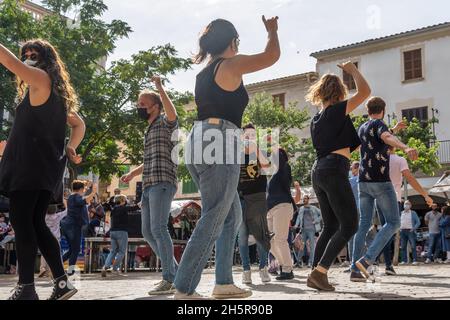 Porreres, Spanien; 31 2021. oktober: Alljährliche Herbstmesse in der mallorquinischen Stadt Porreres, die am 31. Oktober stattfindet. Menschen tanzen den folkloristischen Tanz Mallos Stockfoto