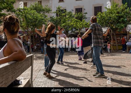 Porreres, Spanien; 31 2021. oktober: Alljährliche Herbstmesse in der mallorquinischen Stadt Porreres, die am 31. Oktober stattfindet. Menschen tanzen den folkloristischen Tanz Mallos Stockfoto