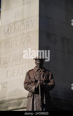 Detail des Kriegsdenkmals am Bahnhof Euston in London. Menschen in ganz Großbritannien werden ein zweiminütiges Schweigen zur Erinnerung an die Kriegtot am Waffenstillstandstag begehen. Bilddatum: Donnerstag, 11. November 2021. Stockfoto