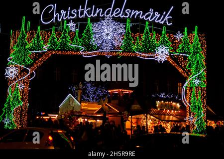 Weihnachtsmarkt in der Innenstadt von Straßburg. Das historische Zentrum von Straßburg in der Nähe der Kathedrale ist während des Weihnachtsmarktes sehr voll. Stockfoto