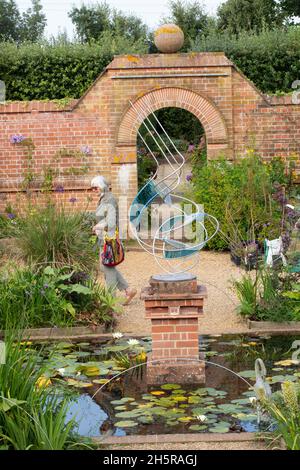 East Ruston Old Vicarage Gardens. Dekorative, fantasievolle, moderne Skulptur, Seerosenteich, Wasser-, Terrestrische, lebende Pflanzen, Hintergrund der betrachteten br Stockfoto