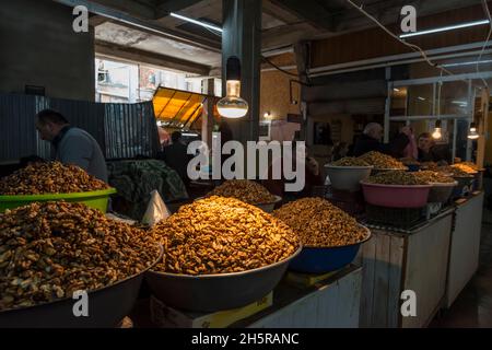 Verschiedene Arten von Nüssen zum Verkauf auf dem Markt von Kutaisi, Georgien, Eurasien. Stockfoto