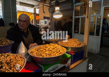 Verschiedene Arten von Nüssen zum Verkauf auf dem Markt von Kutaisi, Georgien, Eurasien. Stockfoto