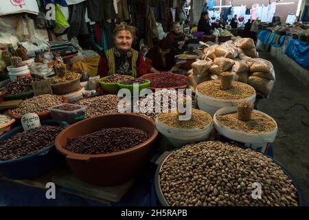 Verschiedene Arten von Bohnen zum Verkauf auf dem Markt von Kutaisi, Georgien, Eurasien. Stockfoto