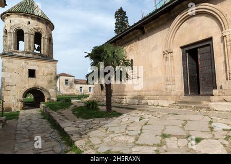 Gelati Kloster. Glockenturm und Kirche der Jungfrau Maria der Seligen. Kutaisi, Region Imereti, Georgien, Kaukasus Stockfoto