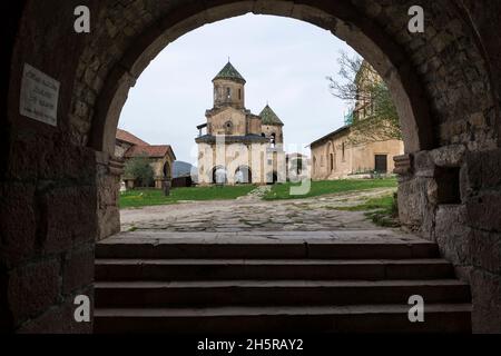 Gelati Kloster. Von links nach rechts: Akademie, Nikolaikirche, Glockenturm und Hauptkirche vom südlichen Tor aus gesehen. Kutaisi, Region Imereti, Georgien Stockfoto