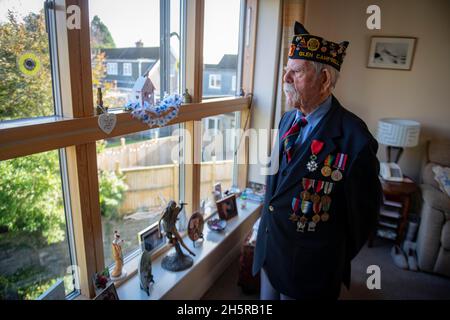 Abgebildet ist die in Swansea geborene Clifford Guard, 98 Jahre alt, die die ersten Jahre des Zweiten Weltkriegs in der Handelsmarine verbrachte, die an Konvois arbeitete, die lebenswichtige Lieferungen nach Großbritannien brachten. Er befand sich kurz nach dem Kriegseintritt der Amerikaner im Jahr 1943 in New York und nahm an der US-Armee Teil, um ‘seinen Beitrag zu tun’. Er landete zehn Tage nach dem Tag der Landung auf Omaha Beach als Teil der 3. Panzerdivision, bevor er die nächsten 11 Monate an der Spitze der Schlacht verbrachte, um die deutsche Armee den ganzen Weg zurück ins Herz Deutschlands zu schieben. Er ließ sich nach dem Krieg in Amerika nieder, bevor er sich in seinem Land nach Wales zurückzog Stockfoto