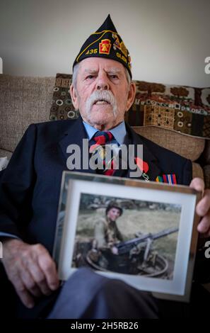 Abgebildet ist die in Swansea geborene Clifford Guard, 98 Jahre alt, die die ersten Jahre des Zweiten Weltkriegs in der Handelsmarine verbrachte, die an Konvois arbeitete, die lebenswichtige Lieferungen nach Großbritannien brachten. Er befand sich kurz nach dem Kriegseintritt der Amerikaner im Jahr 1943 in New York und nahm an der US-Armee Teil, um ‘seinen Beitrag zu tun’. Er landete zehn Tage nach dem Tag der Landung auf Omaha Beach als Teil der 3. Panzerdivision, bevor er die nächsten 11 Monate an der Spitze der Schlacht verbrachte, um die deutsche Armee den ganzen Weg zurück ins Herz Deutschlands zu schieben. Er ließ sich nach dem Krieg in Amerika nieder, bevor er sich in seinem Land nach Wales zurückzog Stockfoto