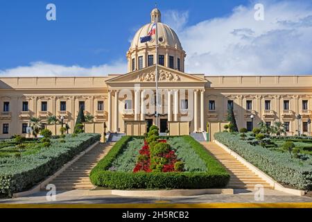 Neoklassizistischer Nationalpalast / Palacio Nacional in der Hauptstadt Santo Domingo, Dominikanische Republik, Hispaniola, Großantillen, Karibik Stockfoto