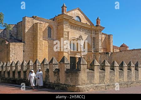 Kathedrale Santa Maria la Menor aus dem 16. Jahrhundert in der Kolonialstadt Santo Domingo, Dominikanische Republik, Hispaniola, Großantillen, Karibik Stockfoto