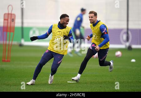 Die Engländerin Raheem Sterling und Jordan Henderson (rechts) während einer Trainingseinheit im St. George's Park, Burton-upon-Trent. Bilddatum: Donnerstag, 11. November 2021. Stockfoto