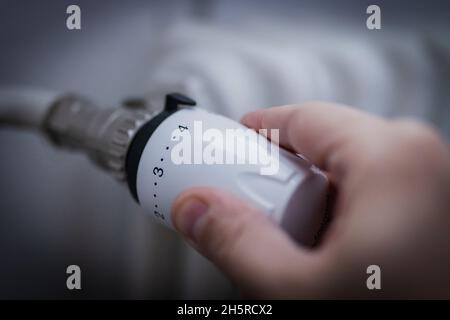 Hand mit Thermostatregler auf Zentralheizung, in Prag, Tschechische Republik, 7. November 2021. (CTK Photo/Martin Macak Gregor) Stockfoto