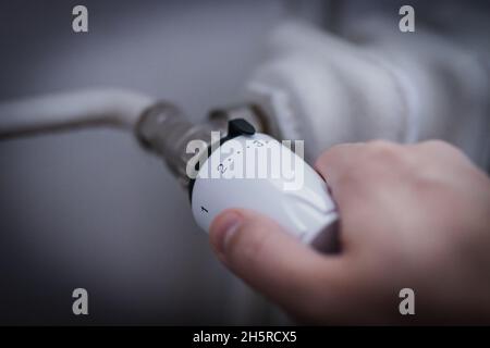 Hand mit Thermostatregler auf Zentralheizung, in Prag, Tschechische Republik, 7. November 2021. (CTK Photo/Martin Macak Gregor) Stockfoto