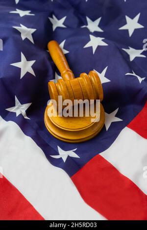 Richter hölzernen gavel auf usa, vereinigte Staaten von amerika Flagge Hintergrund. Stockfoto