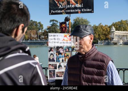 Madrid, Spanien - 09. November 2021: Einige Menschen klagen öffentlich an, dass die Kommunistische Partei Chinas (KPCh) Falun Gong-Anhänger Reti verfolgt und foltert Stockfoto