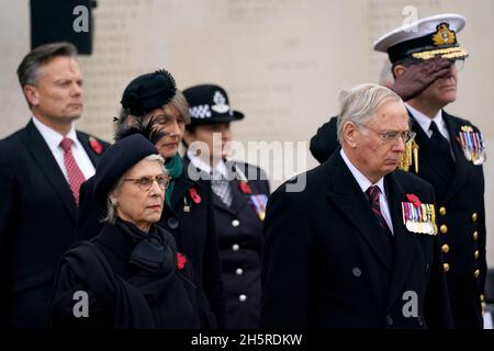 Der Herzog und die Herzogin von Gloucester während des Gedenkgottesdienstes an die Kriegstoten am Waffenstillstandstag im Armed Forces Memorial, im National Memorial Arboretum, in Alrewas, Staffordshire. Bilddatum: Donnerstag, 11. November 2021. Stockfoto