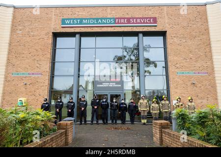 Cradley Heath, West Midlands, Großbritannien. November 2021. Feuerwehr und Rettungsdienst Blue Watch of Haden Cross Fire Station, West Midlands Fire Service in Cradley Heath, West Midlands, sind am Gedenktag um 11 Uhr für eine zweiminütige Stille mit Polizeikollegen zu hören. Kredit: Peter Lopeman/Alamy Live Nachrichten Stockfoto