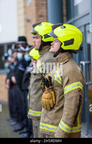 Cradley Heath, West Midlands, Großbritannien. November 2021. Feuerwehr und Rettungsdienst Blue Watch of Haden Cross Fire Station, West Midlands Fire Service in Cradley Heath, West Midlands, sind am Gedenktag um 11 Uhr für eine zweiminütige Stille mit Polizeikollegen zu hören. Kredit: Peter Lopeman/Alamy Live Nachrichten Stockfoto