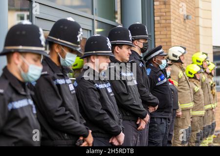 Cradley Heath, West Midlands, Großbritannien. November 2021. Feuerwehr und Rettungsdienst Blue Watch of Haden Cross Fire Station, West Midlands Fire Service in Cradley Heath, West Midlands, sind am Gedenktag um 11 Uhr für eine zweiminütige Stille mit Polizeikollegen zu hören. Kredit: Peter Lopeman/Alamy Live Nachrichten Stockfoto