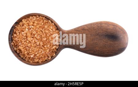 Brauner Zucker im Holzlöffel, isoliert auf weißem Hintergrund. Haufen von Rohrzuckerkristallen. Draufsicht Stockfoto