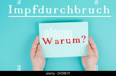 Die Worte Impfstoff Durchbruch, warum stehen auf einem Papier, deutsche Sprache, Hände halten die Botschaft, covid-19 Impfung Stockfoto