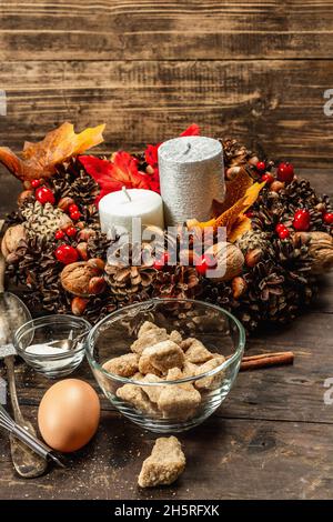 Herbstbackkonzept. Küchenausstattung, Set mit Zutaten, saisonale Einrichtung. Kochen süßes Gebäck mit Äpfeln und Gewürzen. Alte Holzhintergrund, Kopie Stockfoto