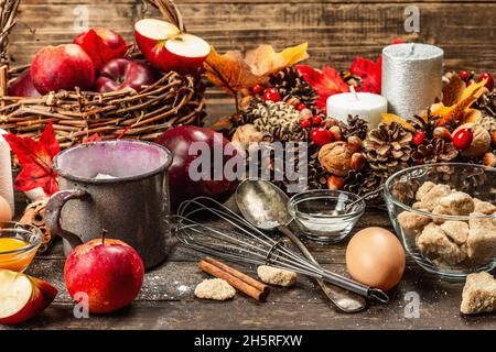 Herbstbackkonzept. Küchenausstattung, Set mit Zutaten, saisonale Einrichtung. Kochen süßes Gebäck mit Äpfeln und Gewürzen. Alte Holzhintergrund, Kopie Stockfoto