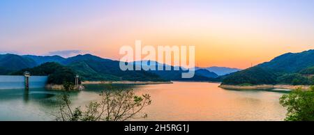 Stausee-Landschaft bei Sonnenuntergang in Hangzhou. Stockfoto