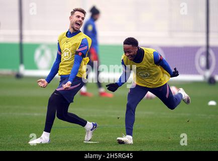 Die Engländerin Raheem Sterling und Jordan Henderson (links) während einer Trainingseinheit im St. George's Park, Burton-upon-Trent. Bilddatum: Donnerstag, 11. November 2021. Stockfoto