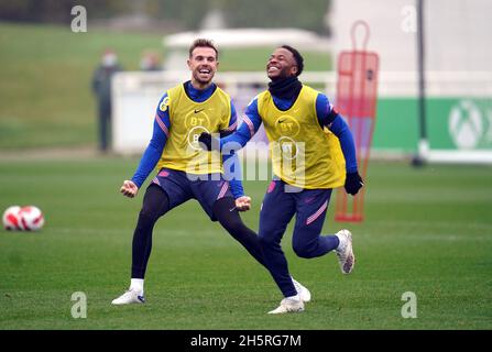 Die Engländerin Raheem Sterling und Jordan Henderson (links) während einer Trainingseinheit im St. George's Park, Burton-upon-Trent. Bilddatum: Donnerstag, 11. November 2021. Stockfoto