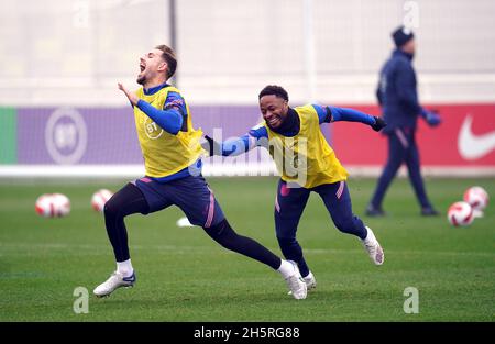 Die Engländerin Raheem Sterling und Jordan Henderson (links) während einer Trainingseinheit im St. George's Park, Burton-upon-Trent. Bilddatum: Donnerstag, 11. November 2021. Stockfoto