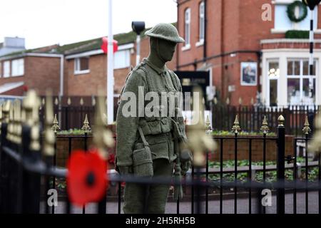 Syston, Leicestershire, Großbritannien. November 2021. Ein lebensgroßer gestrickter Soldat während der gedenkfeiern zum Waffenstillstand am Syston war Memorial. Credit Darren Staples/Alamy Live News. Stockfoto