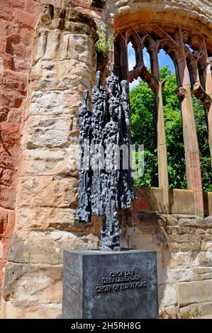 Chor der Überlebenden Statue durch ein Bogenfenster in den Ruinen der alten Kathedrale, Coventry, West Midlands, England, Großbritannien, Westeuropa. Stockfoto