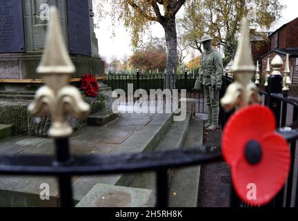 Syston, Leicestershire, Großbritannien. November 2021. Ein lebensgroßer gestrickter Soldat während der gedenkfeiern zum Waffenstillstand am Syston war Memorial. Credit Darren Staples/Alamy Live News. Stockfoto