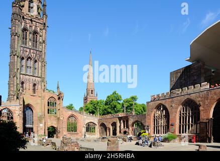 Blick in das Innere der alten Kathedrale mit der Kirche der Heiligen Dreifaltigkeit Turm an der Rückseite, Coventry Ruine, West Midlands, England, Großbritannien, Westeuropa. Stockfoto