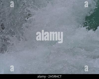 Nahaufnahme des fallenden Wassers an den Cascade Athabasca Falls im Jasper National Park, Alberta, Kanada mit Spritzwasser. Stockfoto