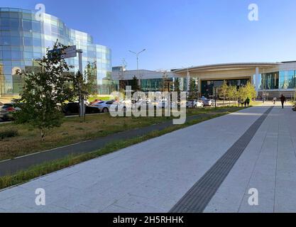 Nur-Sultan - Kasachstan - 5. September 2021: Nur-Sultan größtes Einkaufszentrum. MegaSilkWay Einkaufszentrum außen mit Glas Darlehen am Ende eines Stockfoto