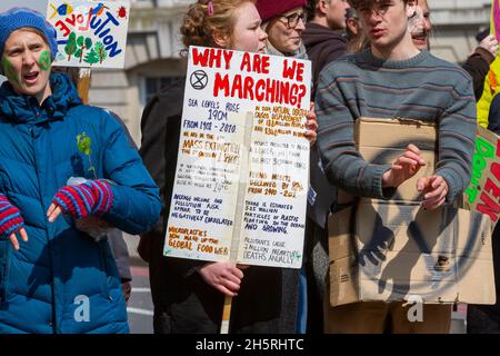 Straßenfoto einer Gruppe von Demonstranten, die gegen den Klimawandel protestieren, aus der Nähe mit selbstgemachten Schildern und Plakaten. Stockfoto