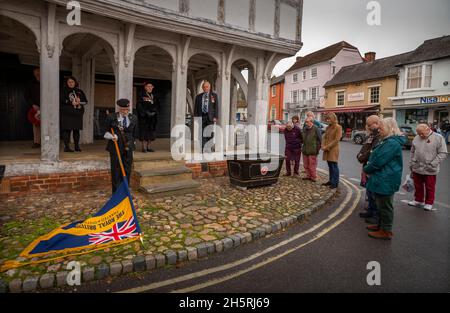 11. November 2021, Thaxted, Essex, England, wenn am 11. Tag des 11. Monats (11. November) um 11 Uhr Bewohner von Thaxted und Tausende anderer kleiner und großer Gemeinden auf den Britischen Inseln und weiter im Ausland erinnern sich an diejenigen, die seit dem Ende des Ersten Weltkriegs in allen Konflikten auf der ganzen Welt gefallen sind. Hier gesehen: Jack Hobbs, 86, Standardträger der lokalen Royal British Legion, senkt den Standard als Chris Gale, Vorsitzender der lokalen Legion, und Joan Howe, Presid Stockfoto