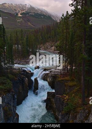 Atemberaubender Blick auf den beliebten Wasserfall Sunwapta Falls in der Nähe des Icelfields Parkway im Jasper National Park, Alberta, Kanada, in den Rocky Mountains im Herbst. Stockfoto