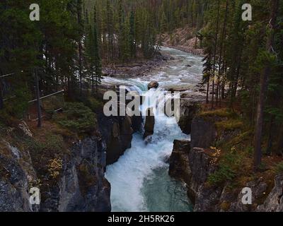 Wunderschöne Aussicht auf den mächtigen Wasserfall Sunwapta Falls im Jasper National Park, Alberta, Kanada in der Herbstsaison in den Rocky Mountains mit erodierten Felsen. Stockfoto