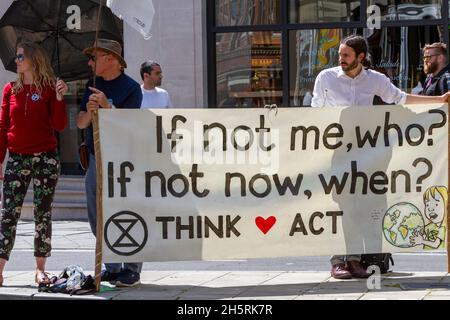 Eine Gruppe von Menschen mit Transparenten in Klima- und Umweltdemonstrationen. Straßenfotografie von Aktivisten im Extinction Rebellion Protest. Stockfoto