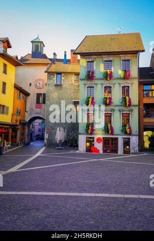 Traditionelle Gebäude in der Rue Sainte-Claire, Altstadt von Annecy. Das Departement Haute-Savoie in der Region Auvergne-Rhône-Alpes in Frankreich. Stockfoto